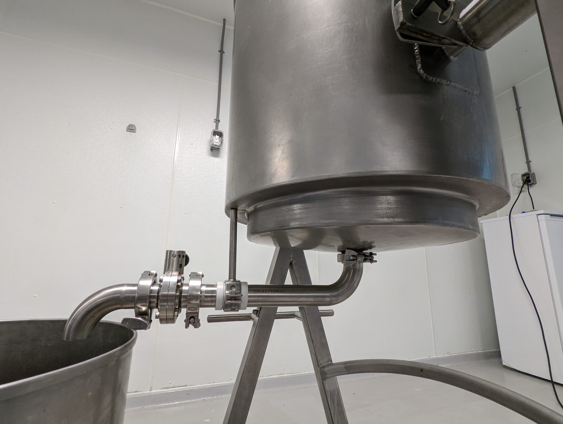 Hashtek 25t operating in a working hash lab
