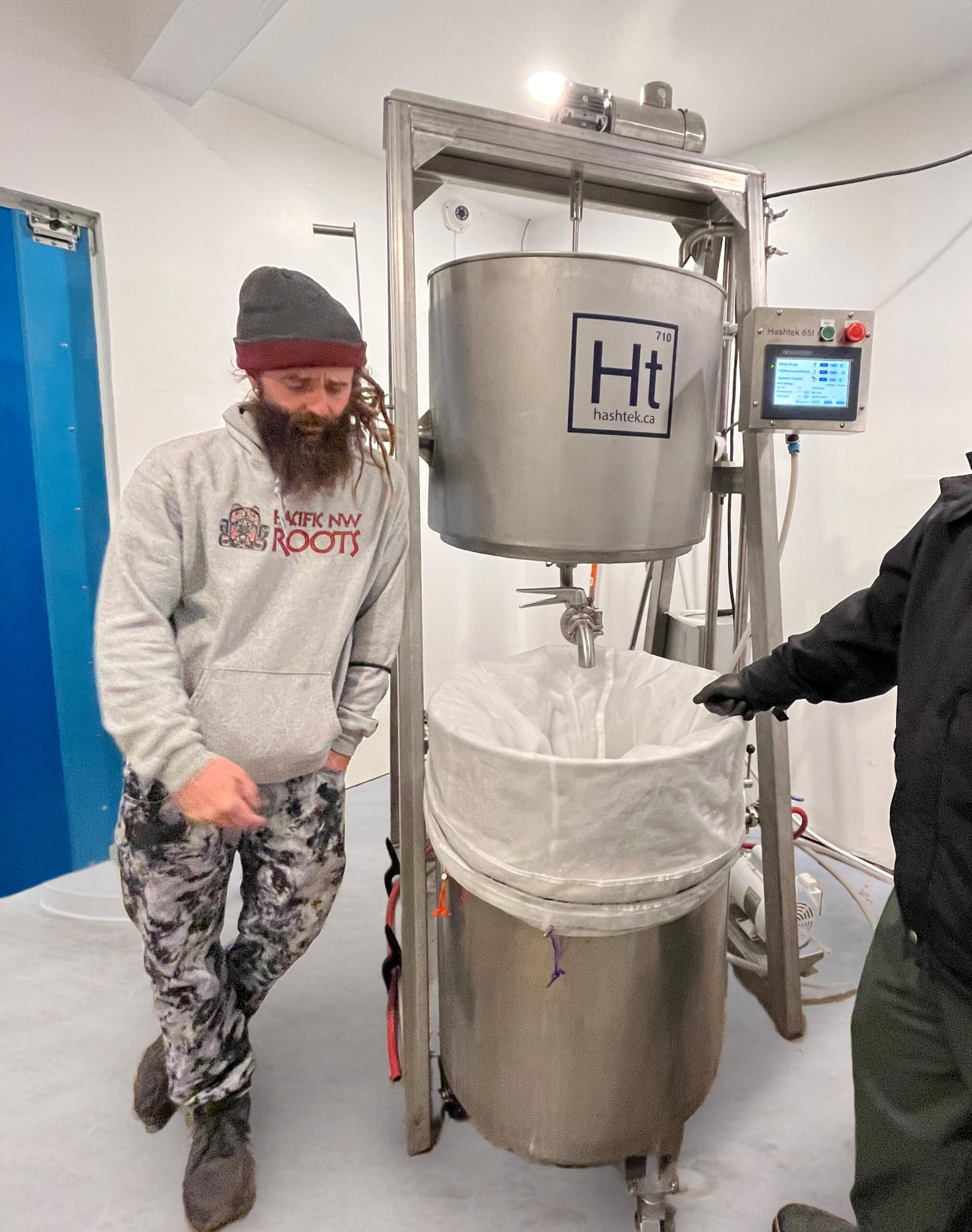 Pacific NW Roots running a Hashtek commercial T-Series system in their wash room